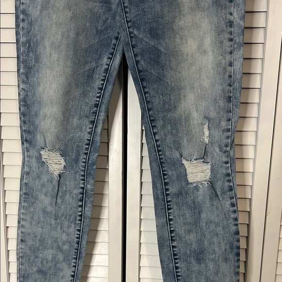Refuge Skinny Jeans with Distressed Details - Picture 6 of 7